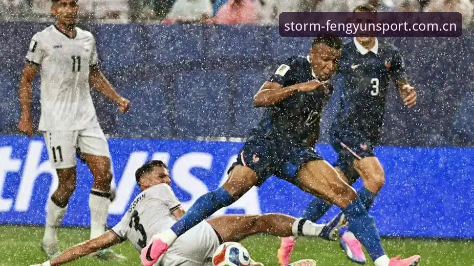 雷暴中断2小时11分，法国3-0伊拉克全程复盘：姆巴佩百场里程碑双响，世界杯射手王悬念重燃